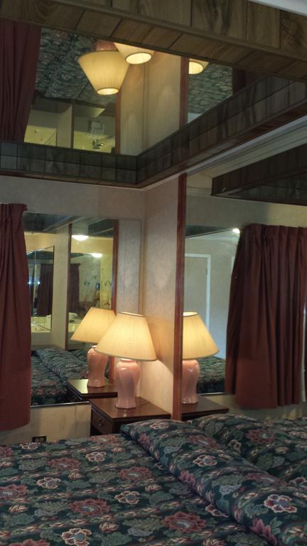 Olde Court Inn Wheeling ภายนอก รูปภาพ